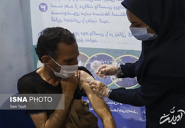 واکسیناسیون افراد ۶۰ سال به بالا و دانشجویان دانشگاه علوم پزشکی کرمان/ به روایت تصاویر